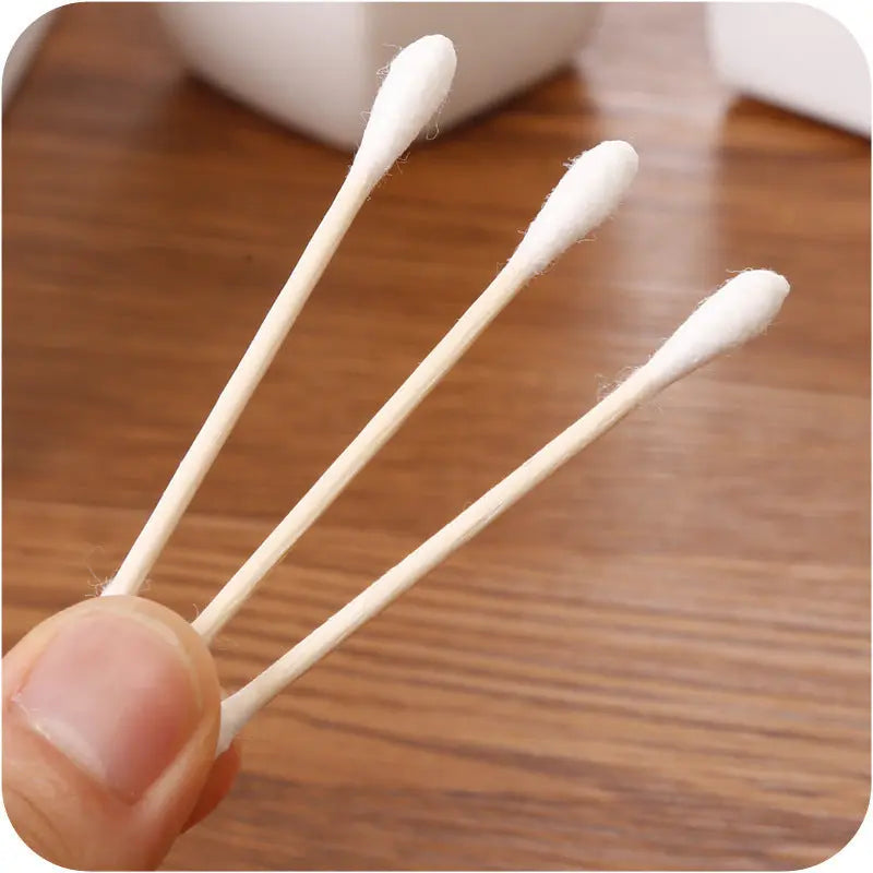 100pcs bag disposable double-tipped cotton swabs for makeup and personal care, produced by Little Cotton OEM factory.