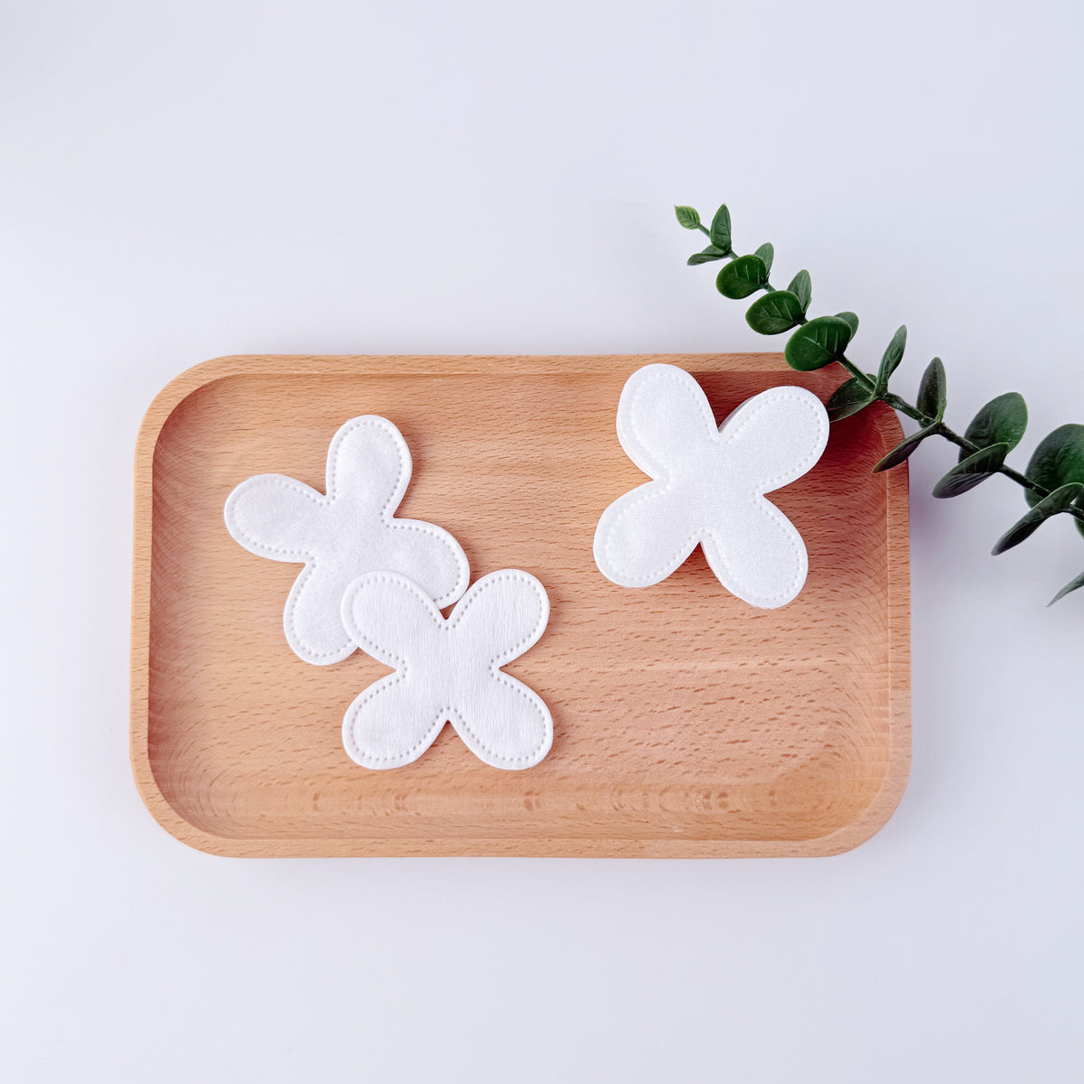   Flower-shaped pressed-edge cotton pads on a wooden tray – Little Cotton OEM