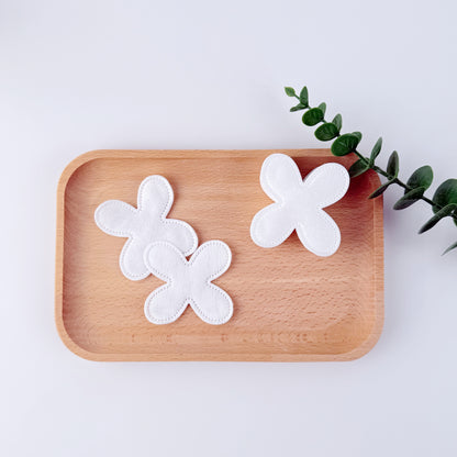   Flower-shaped pressed-edge cotton pads on a wooden tray – Little Cotton OEM