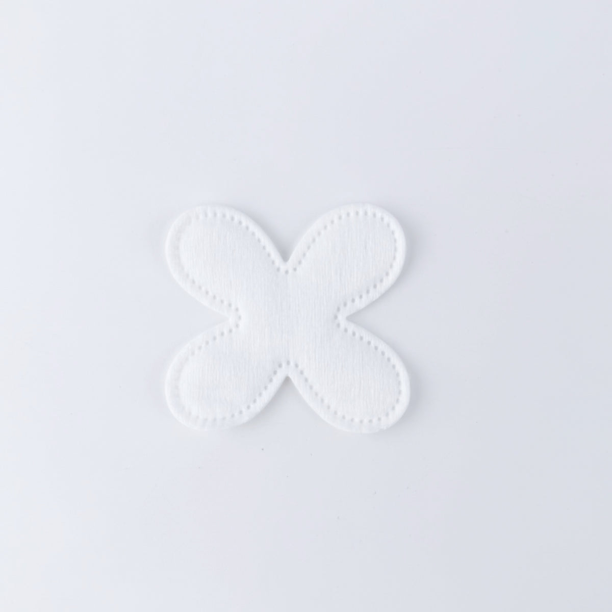   Flower-shaped pressed-edge cotton pads on a wooden tray – Little Cotton OEM
