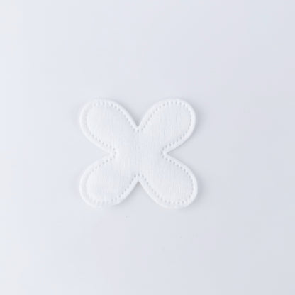   Flower-shaped pressed-edge cotton pads on a wooden tray – Little Cotton OEM
