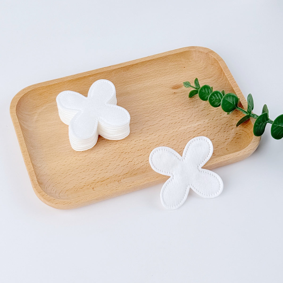   Flower-shaped pressed-edge cotton pads on a wooden tray – Little Cotton OEM