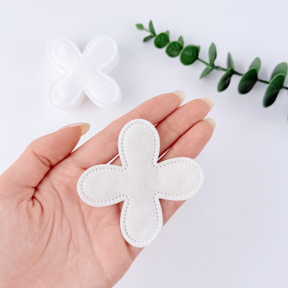   Flower-shaped pressed-edge cotton pads on a wooden tray – Little Cotton OEM