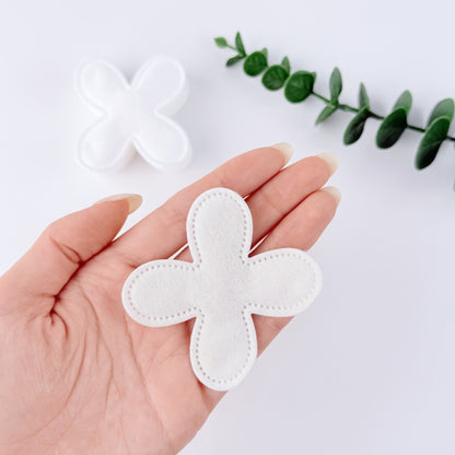   Flower-shaped pressed-edge cotton pads on a wooden tray – Little Cotton OEM