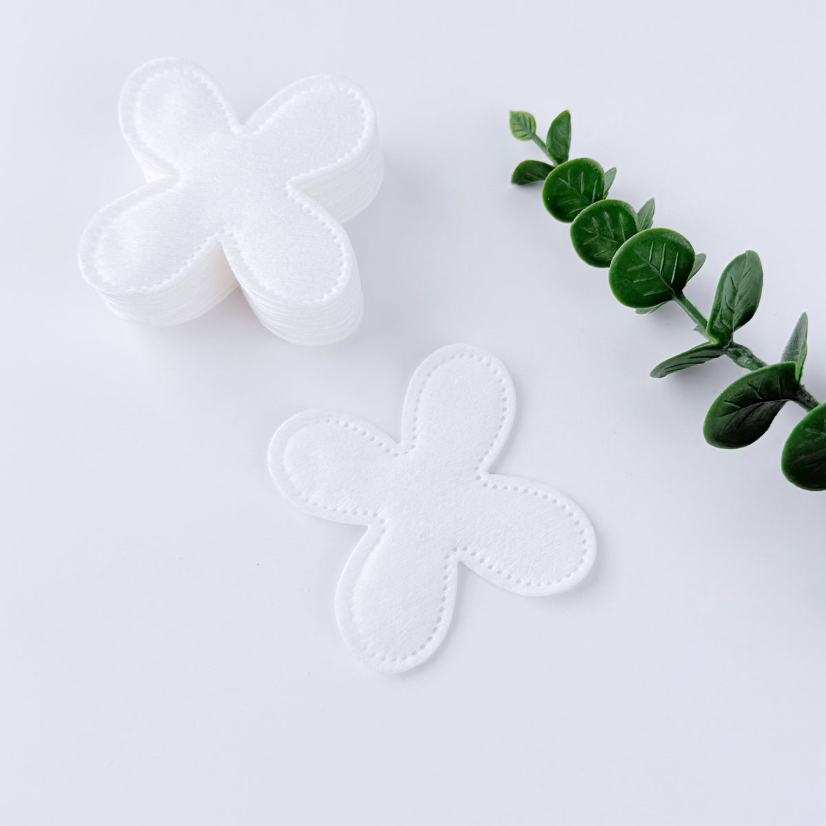 Flower-shaped pressed-edge cotton pads on a wooden tray – Little Cotton OEM